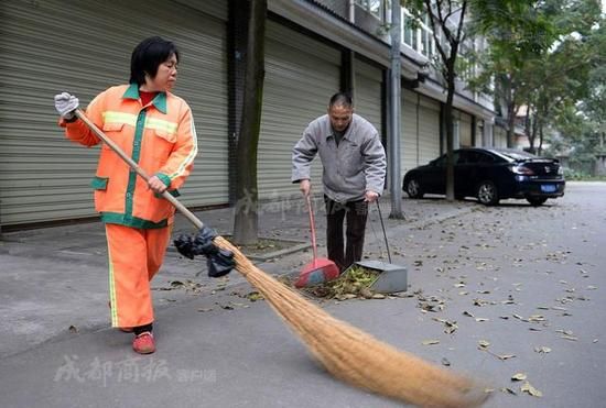 女婿每天5点帮丈母娘扫马路 孝心感动网友